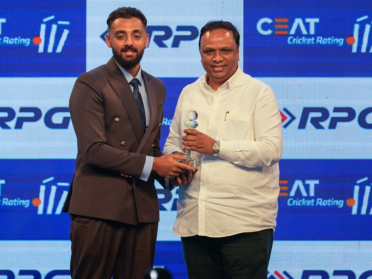 Rohit_20Sharma_20in_20CEAT_20Cricket_20Rating_20Awards_20Photos__20_285_29.jpg 5