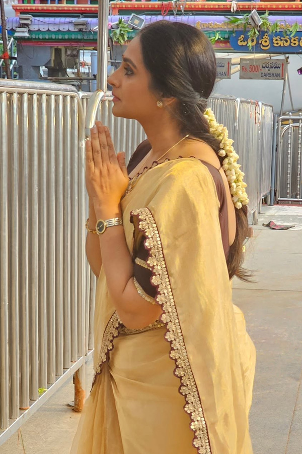 Actress_20Laya_20Visit_20Vijayawada_20Indrakeeladri_20Temple_20Photos_20_284_29.jpg 5