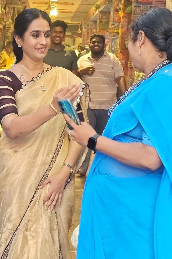 Actress_20Laya_20Visit_20Vijayawada_20Indrakeeladri_20Temple_20Photos_20_288_29.jpg 9