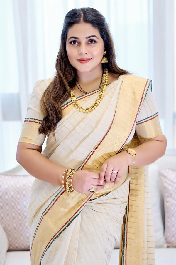 Actress_20Poorna_20looks_20gorgeous_20In_20saree_20Photos_20_2810_29.jpg 11