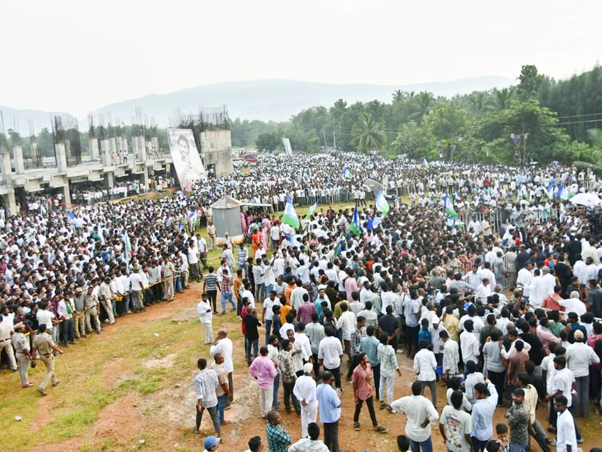 YS_20Jagan_20Narsipatnam_20Tour_20On_20Medical_20Colleges_20Privatization_20Photos_1_20_282_29.jpg 36