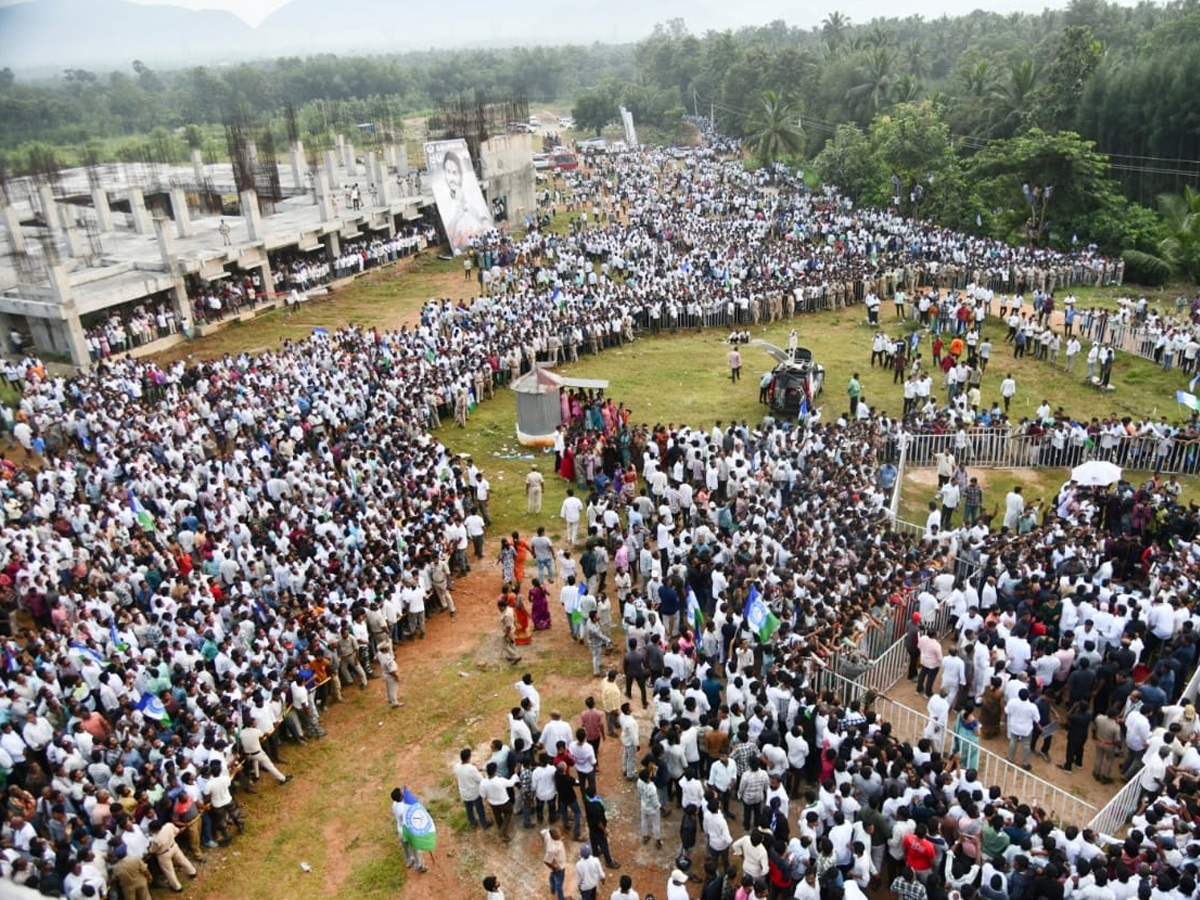 YS_20Jagan_20Narsipatnam_20Tour_20On_20Medical_20Colleges_20Privatization_20Photos_1_20_285_29.jpg 39