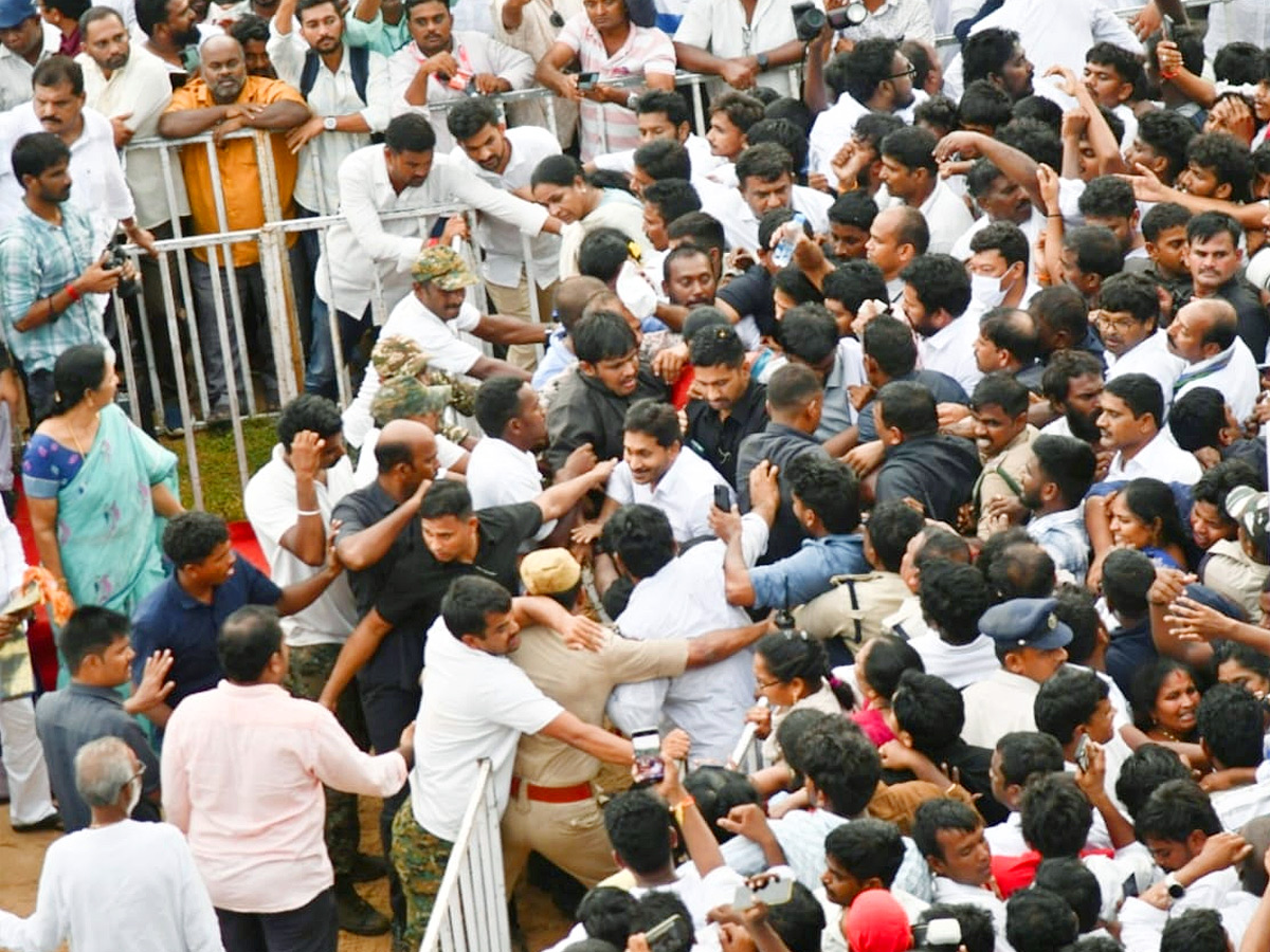 YS_20Jagan_20Narsipatnam_20Tour_20On_20Medical_20Colleges_20Privatization_20Photos_1_20_287_29.jpg 41