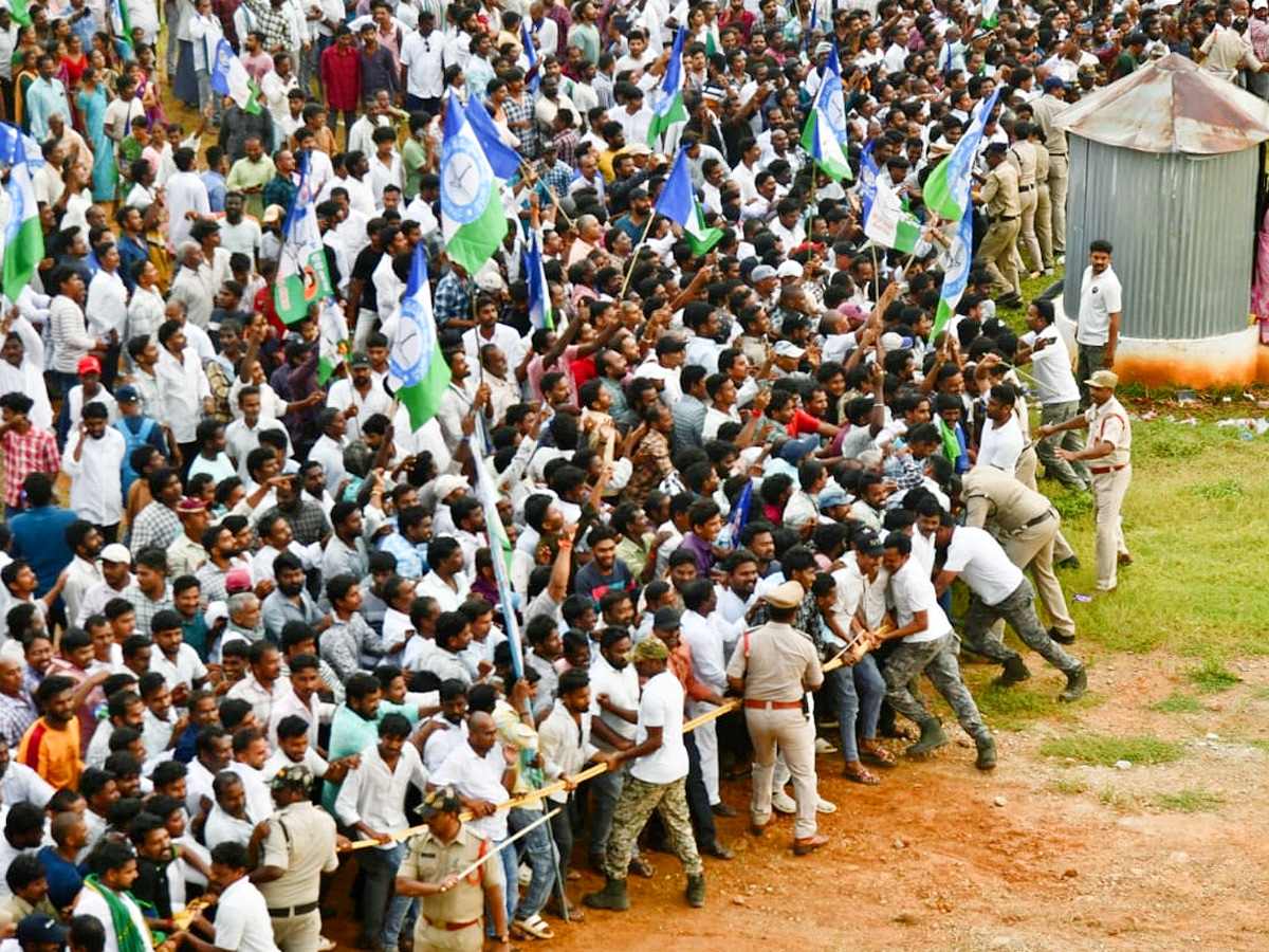 YS_20Jagan_20Narsipatnam_20Tour_20On_20Medical_20Colleges_20Privatization_20Photos_1_20_288_29.jpg 42