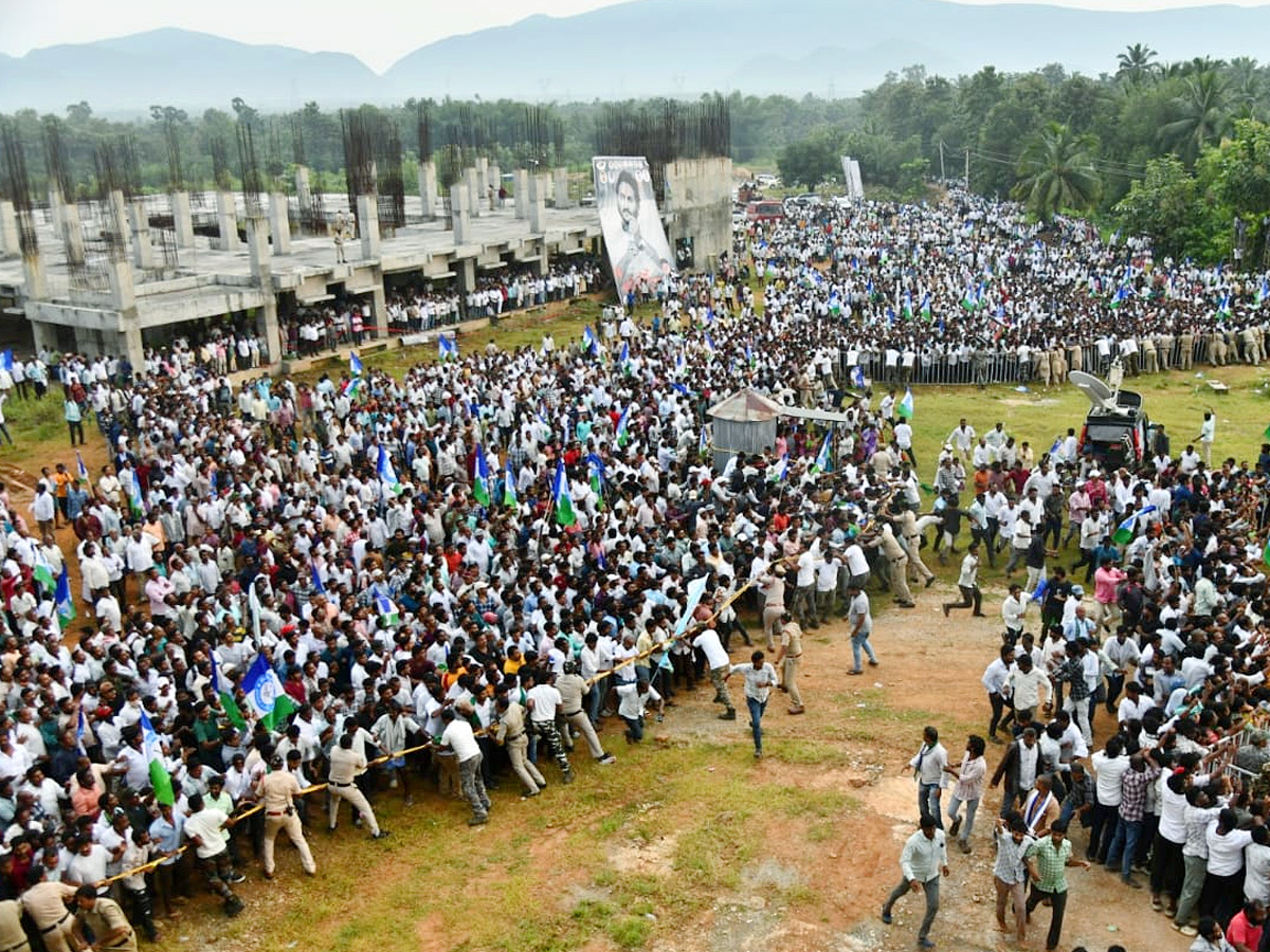 YS_20Jagan_20Narsipatnam_20Tour_20On_20Medical_20Colleges_20Privatization_20Photos_1_20_289_29.jpg 43