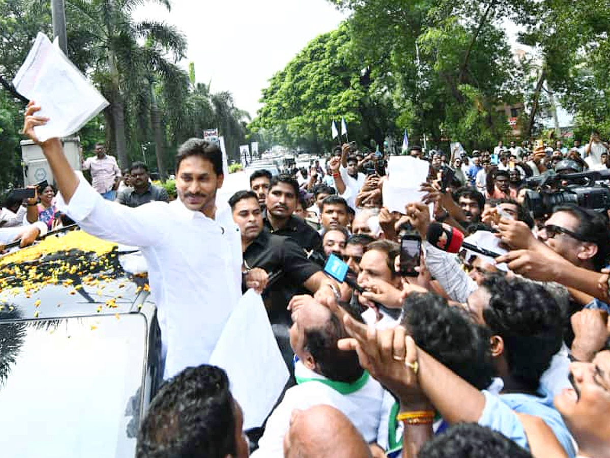YS_20Jagan_20Narsipatnam_20Tour_20On_20Medical_20Colleges_20Privatization_20Photos_20_2815_29.jpg 15