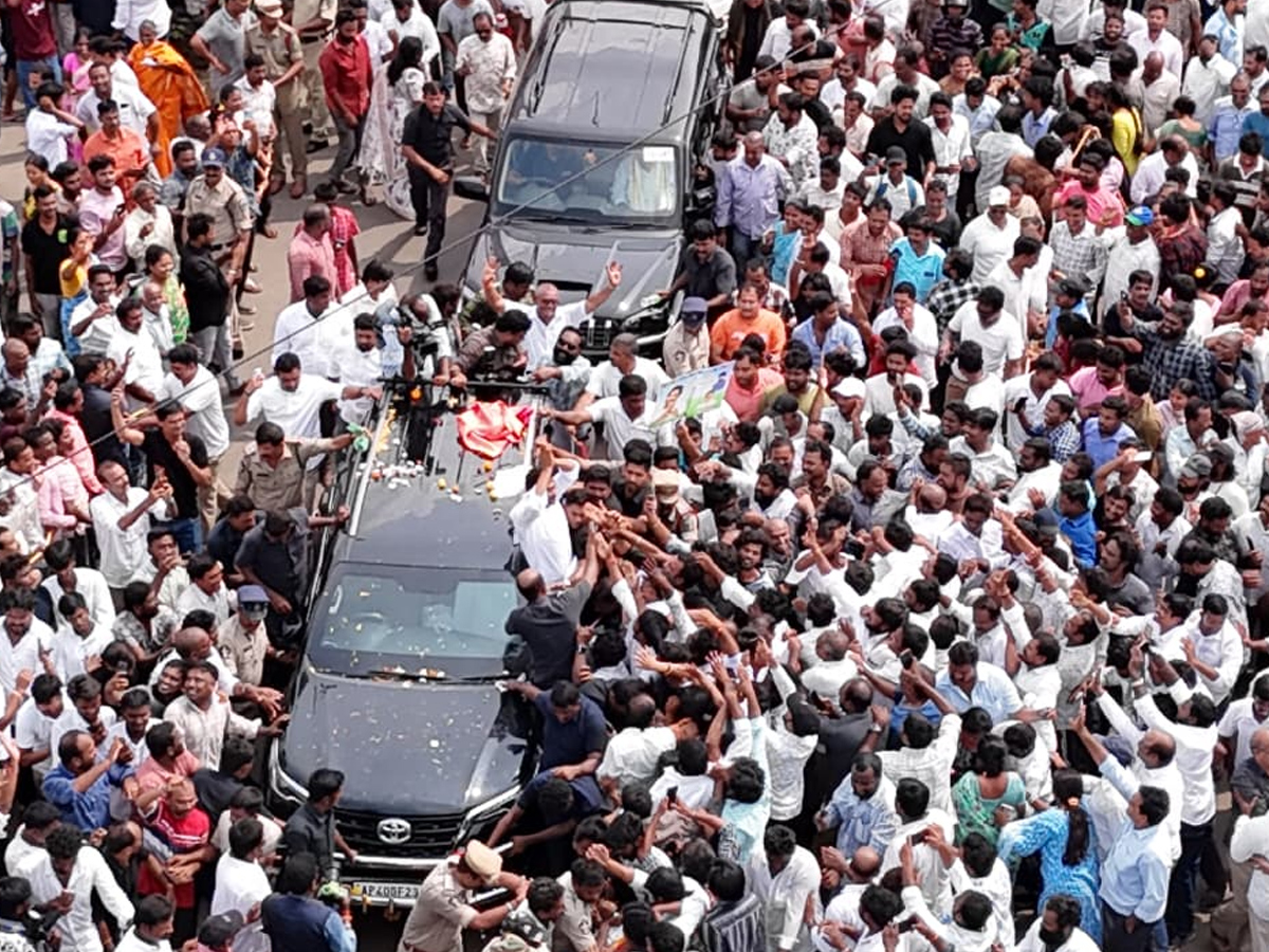 YS_20Jagan_20Narsipatnam_20Tour_20On_20Medical_20Colleges_20Privatization_20Photos_20_2816_29.jpg 16