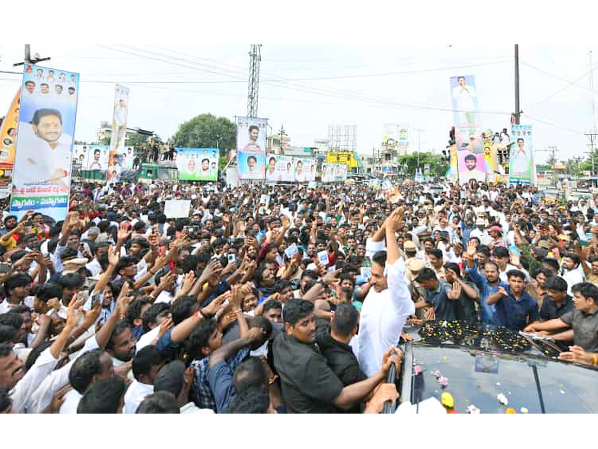 YS_20Jagan_20Narsipatnam_20Tour_20On_20Medical_20Colleges_20Privatization_20Photos_20_2821_29.jpg 21