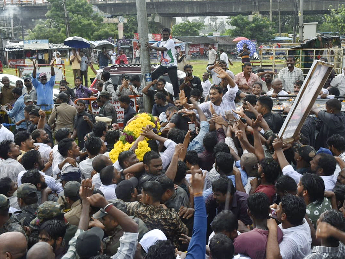 YS_20Jagan_20Narsipatnam_20Tour_20On_20Medical_20Colleges_20Privatization_20Photos_20_2824_29.jpg 24
