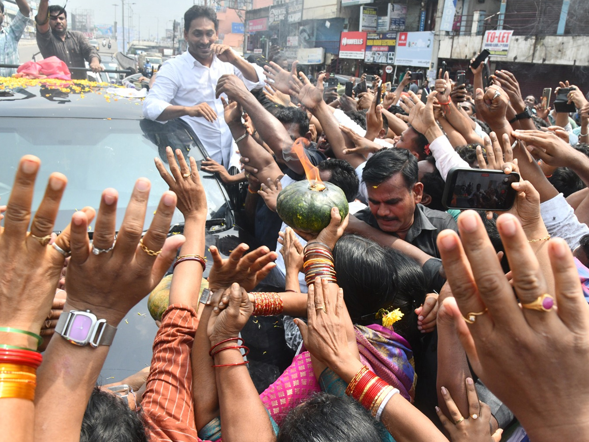 YS_20Jagan_20Narsipatnam_20Tour_20On_20Medical_20Colleges_20Privatization_20Photos_20_284_29.jpg 5