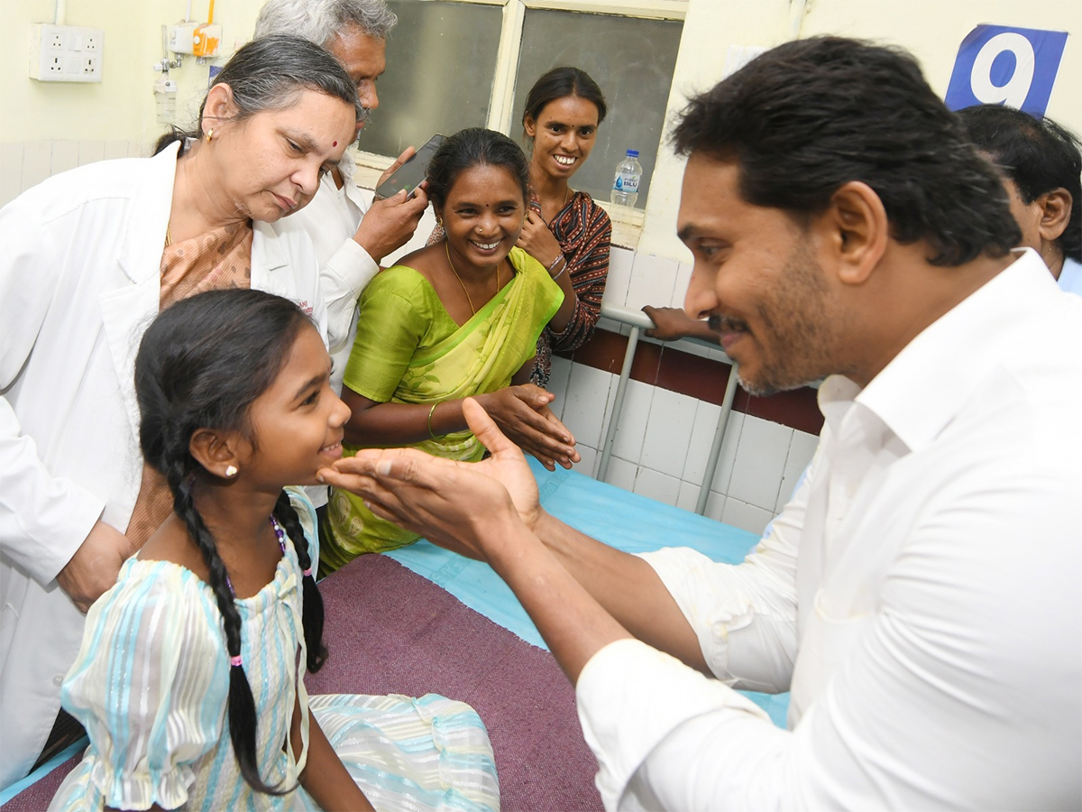 YS_20Jagan_20Interaction_20with_20Kurupam_20Gurukulam_20Victims_20Photos__20_2812_29.jpg 12