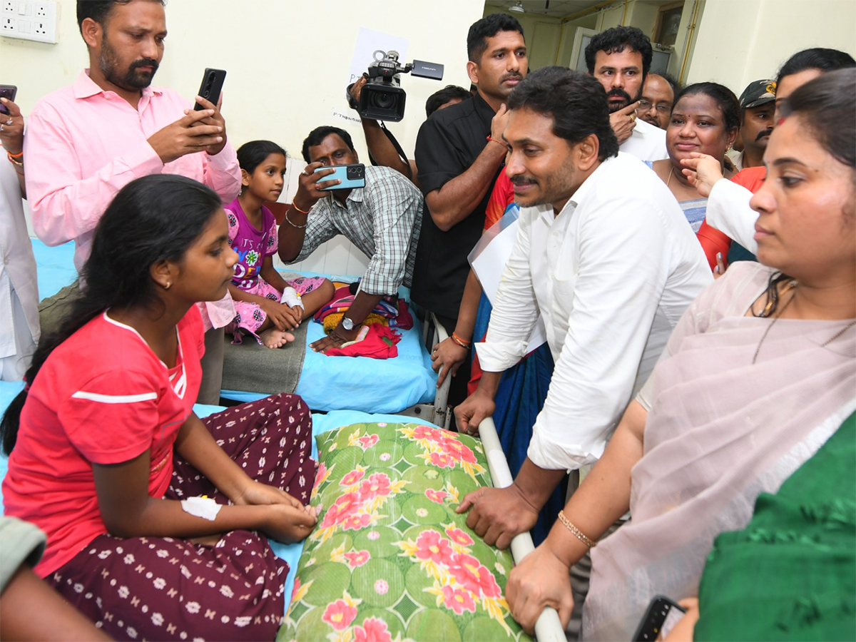 YS_20Jagan_20Interaction_20with_20Kurupam_20Gurukulam_20Victims_20Photos__20_281_29.jpg 1