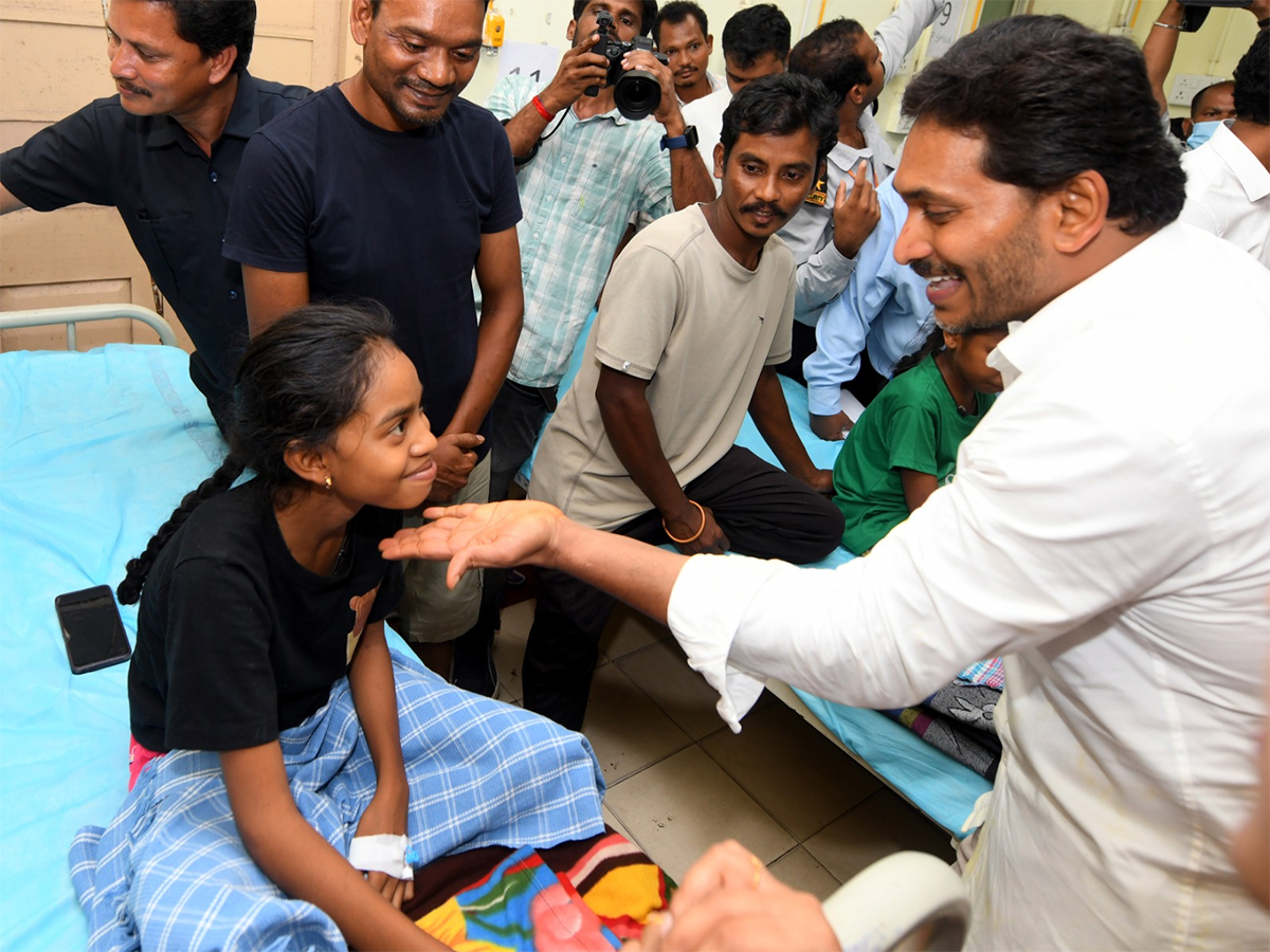 YS_20Jagan_20Interaction_20with_20Kurupam_20Gurukulam_20Victims_20Photos__20_282_29.jpg 2