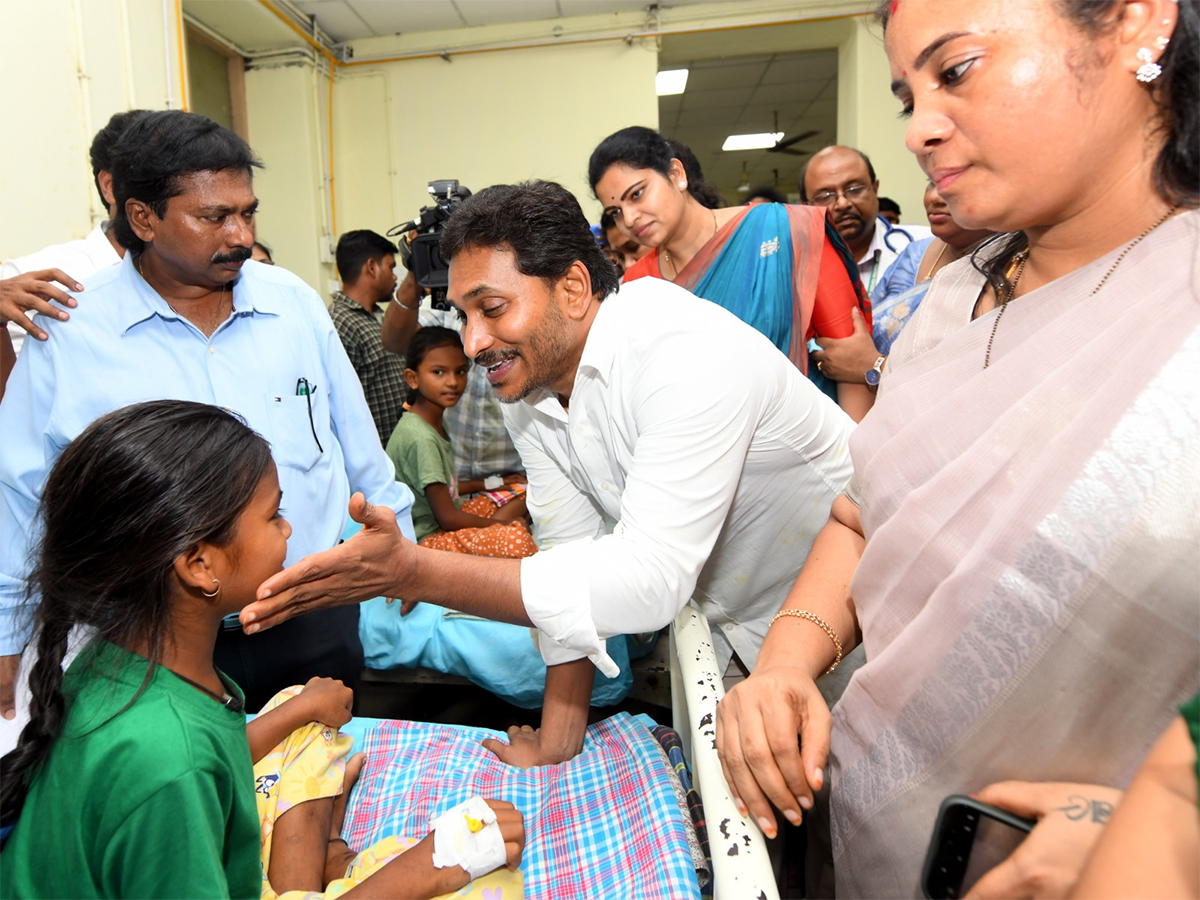 YS_20Jagan_20Interaction_20with_20Kurupam_20Gurukulam_20Victims_20Photos__20_283_29.jpg 3