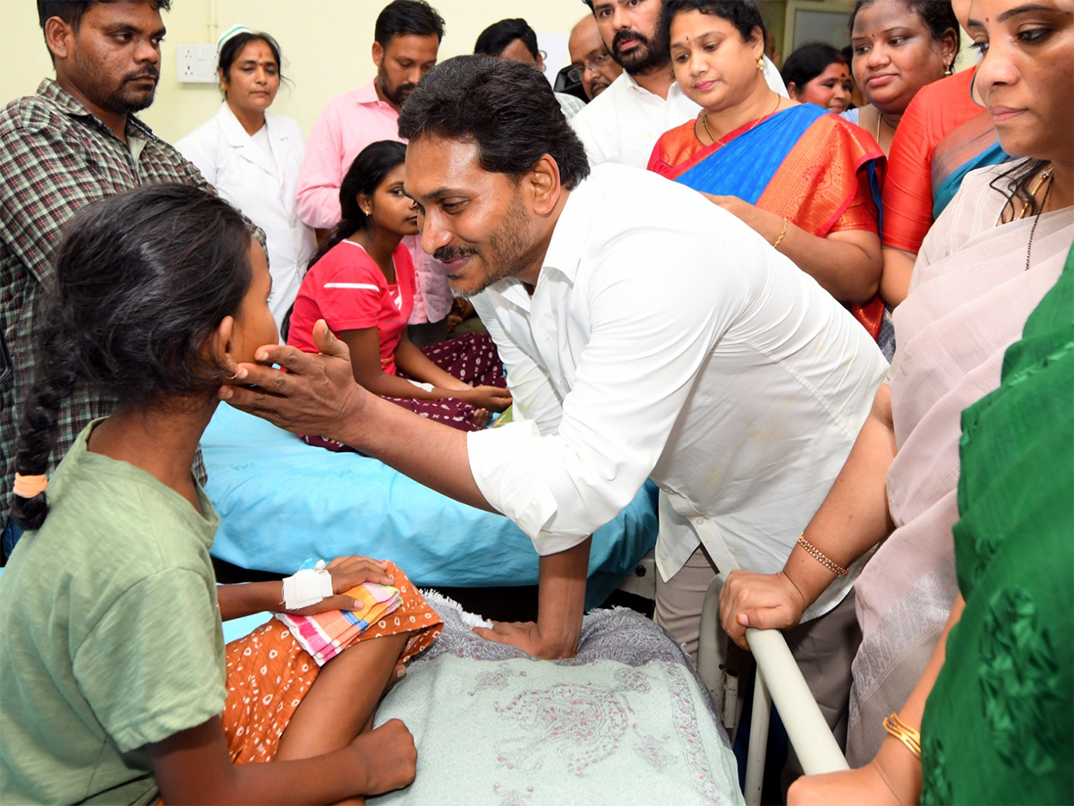 YS_20Jagan_20Interaction_20with_20Kurupam_20Gurukulam_20Victims_20Photos__20_284_29.jpg 4