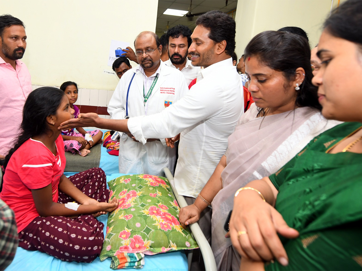 YS_20Jagan_20Interaction_20with_20Kurupam_20Gurukulam_20Victims_20Photos__20_285_29.jpg 5