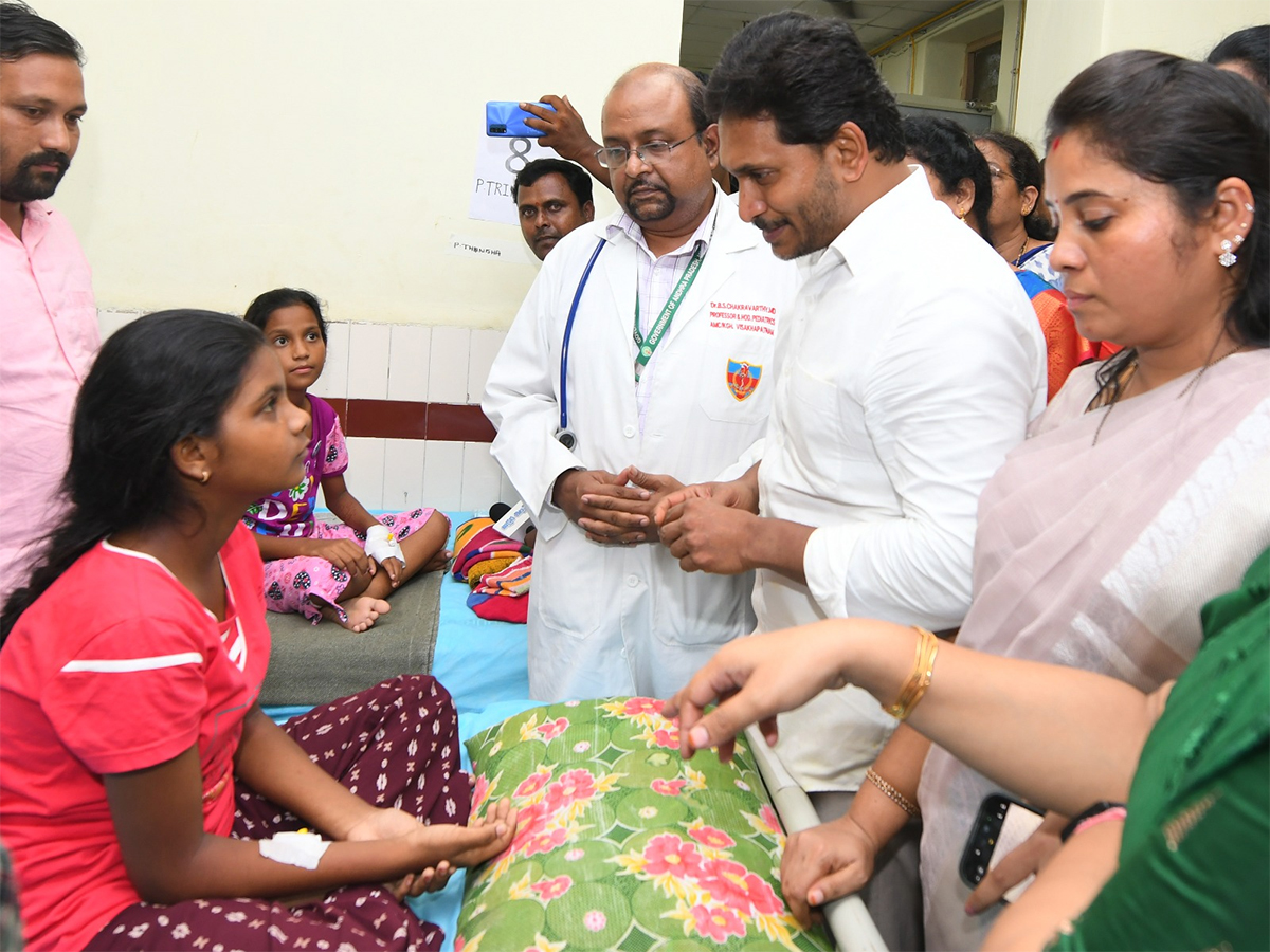YS_20Jagan_20Interaction_20with_20Kurupam_20Gurukulam_20Victims_20Photos__20_286_29.jpg 6