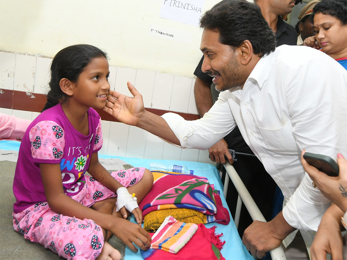 YS_20Jagan_20Interaction_20with_20Kurupam_20Gurukulam_20Victims_20Photos__20_288_29.jpg 8