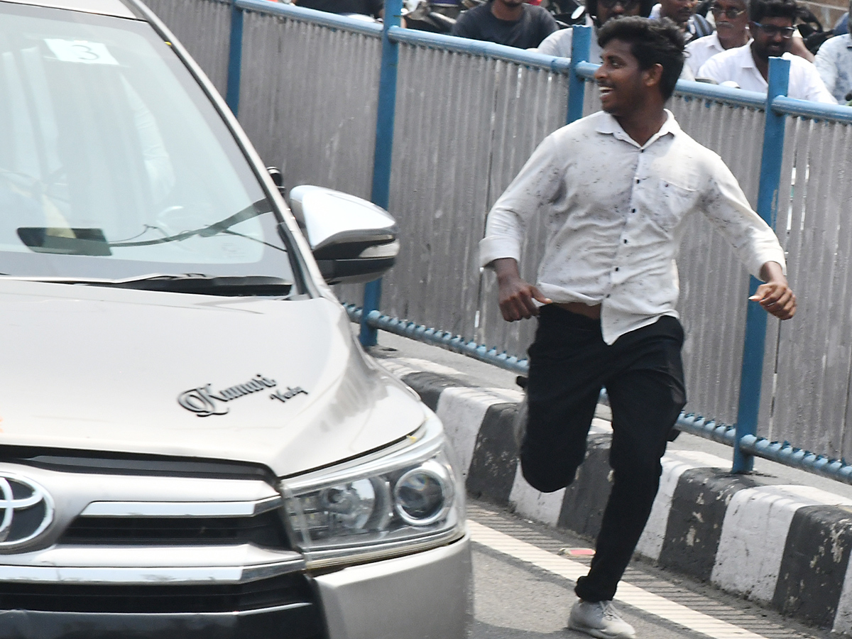 YS_20Jagan_20Mass_20Craze_20At_20Narsipatnam_20Road_20Show_20Photos__20_2810_29.jpg 10