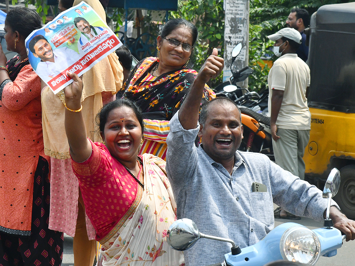 YS_20Jagan_20Mass_20Craze_20At_20Narsipatnam_20Road_20Show_20Photos__20_2816_29.jpg 16