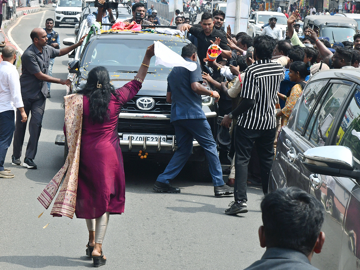 YS_20Jagan_20Mass_20Craze_20At_20Narsipatnam_20Road_20Show_20Photos__20_2824_29.jpg 24