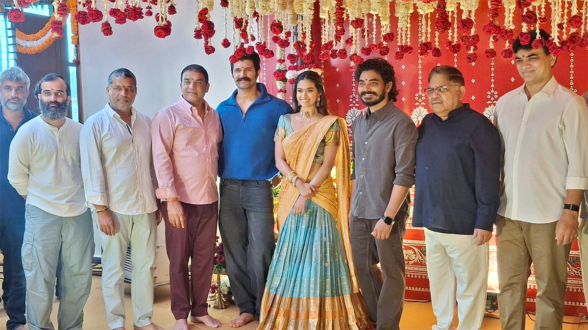 Vijay_20Devarakonda_20And_20Keerthy_20Suresh_20New_20Movie_20Launch_20Photos__20_283_29.jpg 3