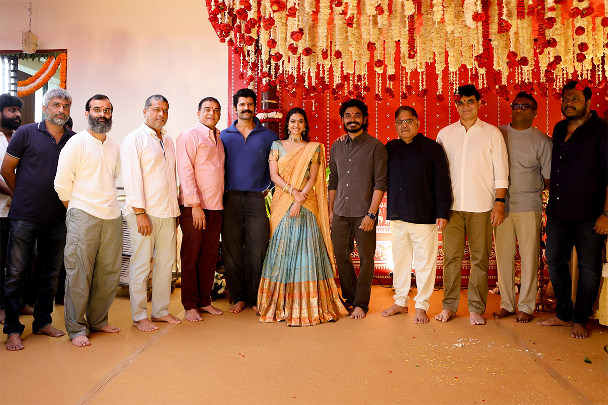 Vijay_20Devarakonda_20And_20Keerthy_20Suresh_20New_20Movie_20Launch_20Photos__20_285_29.jpg 5
