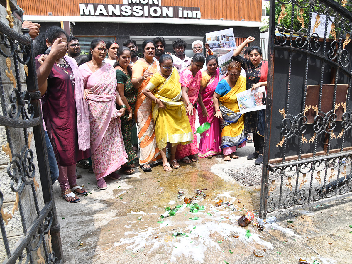 Women_20Slams_20Pawan_20Kalyan_20and_20Chandrabab_20Spurious_20Liquor_20Racket__20_2817_29.jpg 17