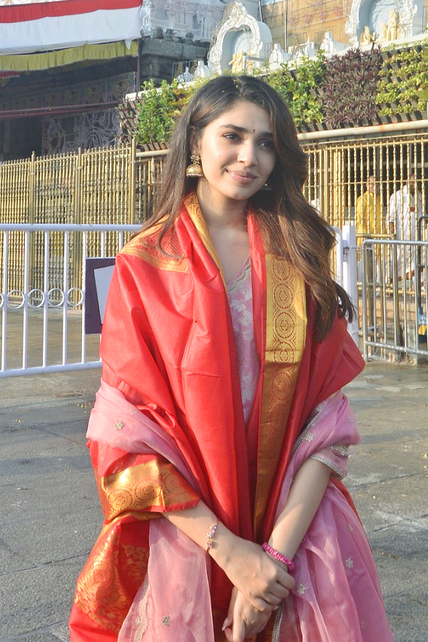 Actress_20Krithi_20Shetty_20Visited_20Tirupati_20Tirupati_20Temple_20Photos_20_286_29.jpg 2