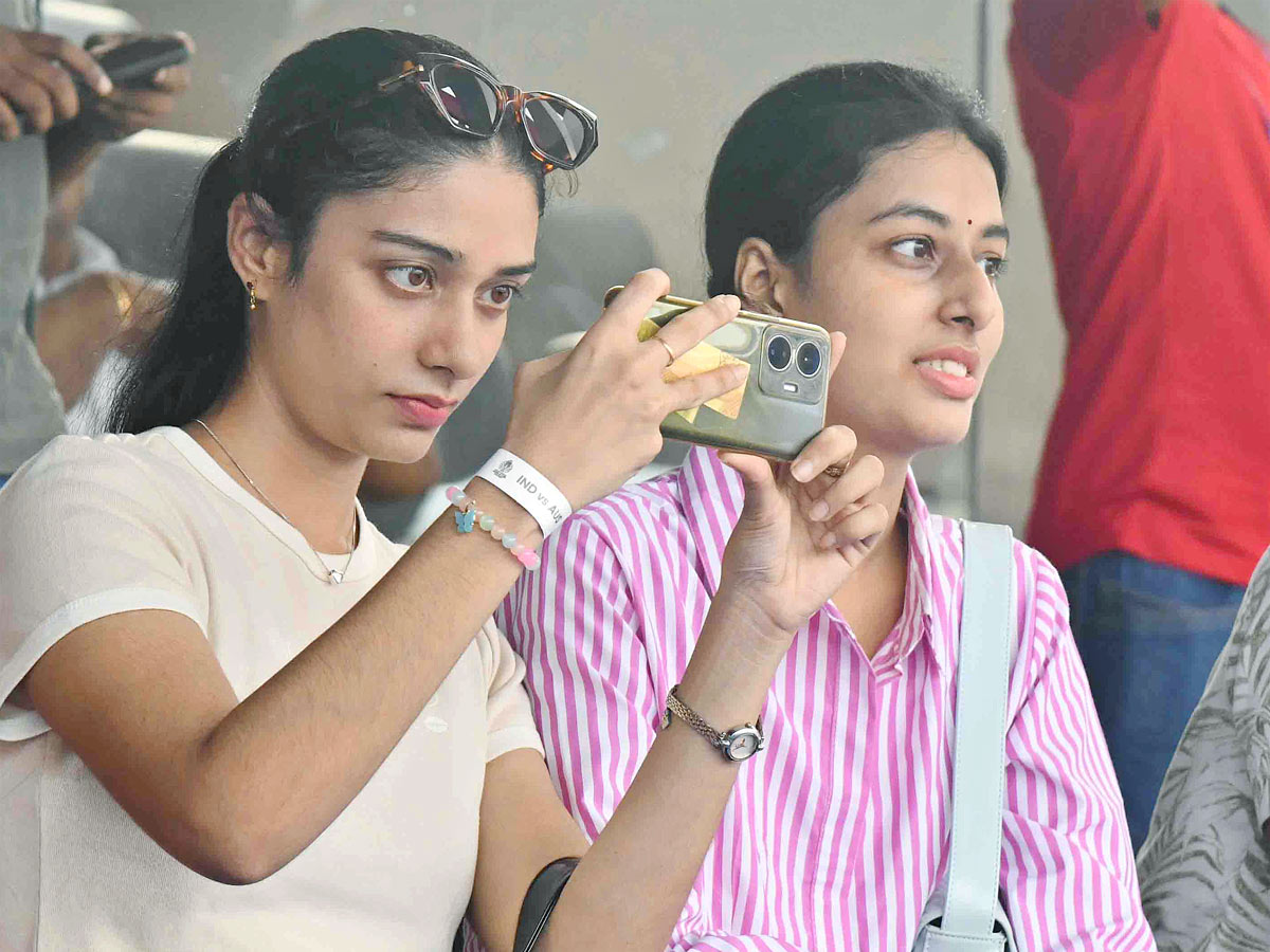 Vizag_20Crowd_20Cheers_20Team_20India_20in_20Thrilling_20ICC_20Womens_20World_20Cup_202025_20Photos_20_281_29.jpg 8