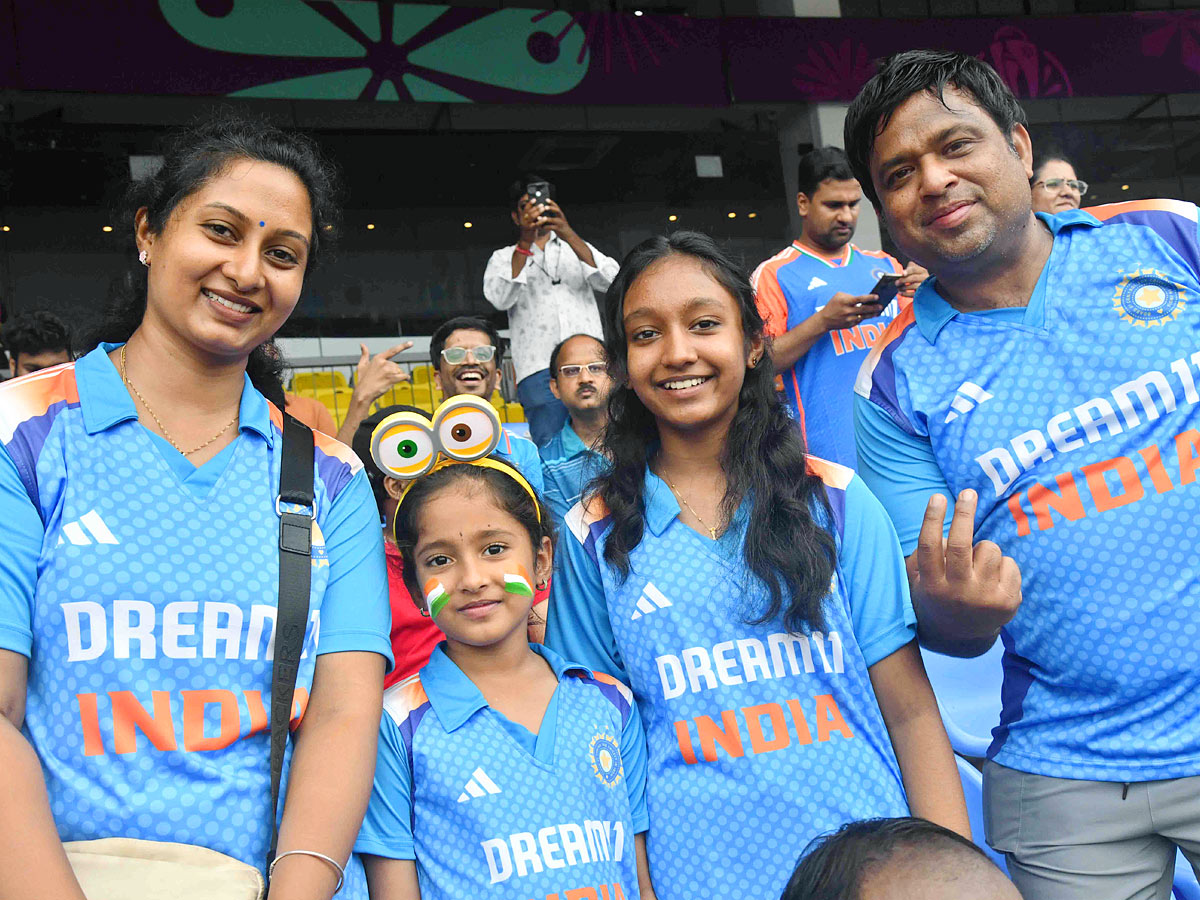 Vizag_20Crowd_20Cheers_20Team_20India_20in_20Thrilling_20ICC_20Womens_20World_20Cup_202025_20Photos_20_282_29.jpg 9