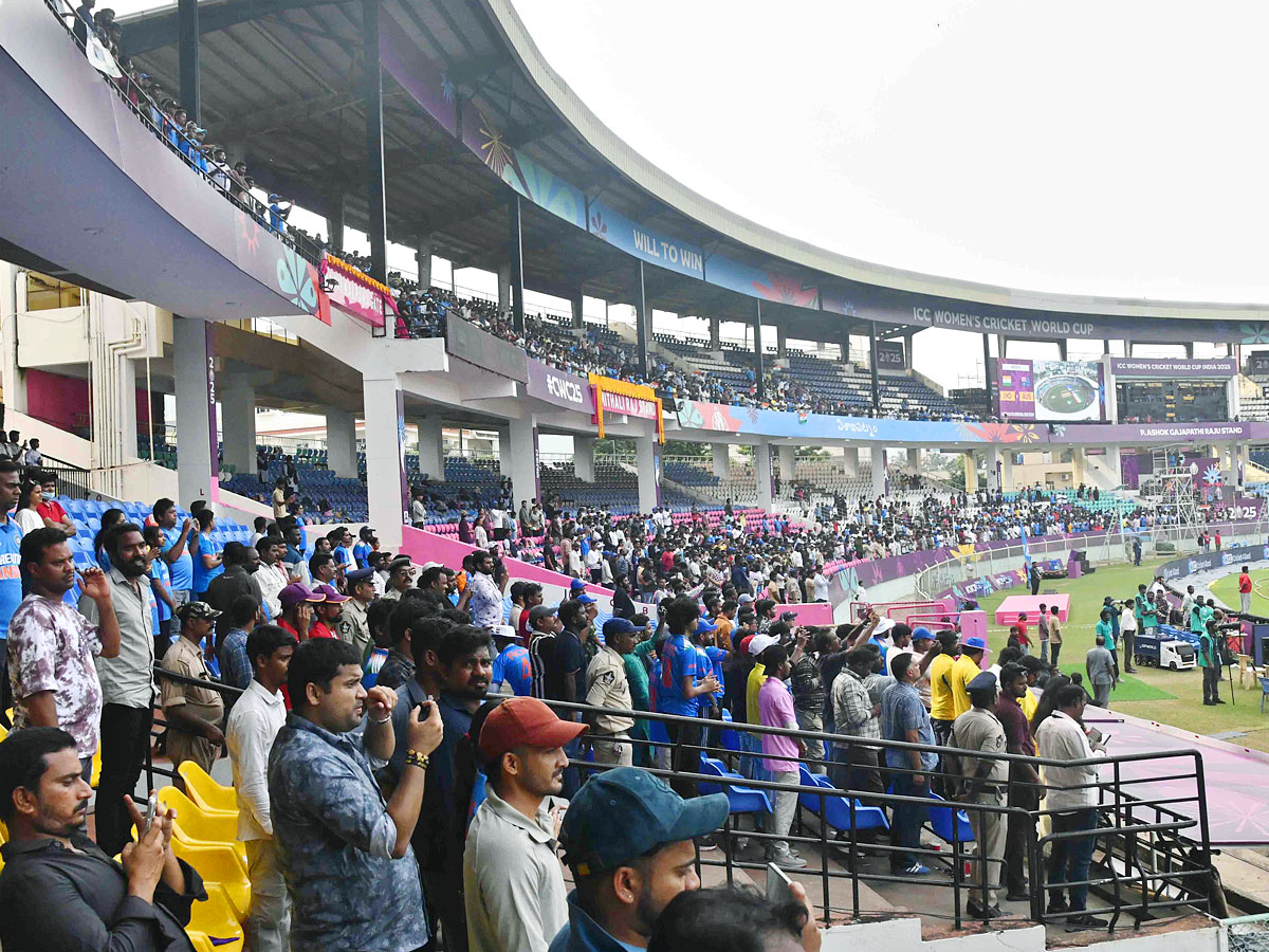 Vizag_20Crowd_20Cheers_20Team_20India_20in_20Thrilling_20ICC_20Womens_20World_20Cup_202025_20Photos_20_286_29.jpg 10