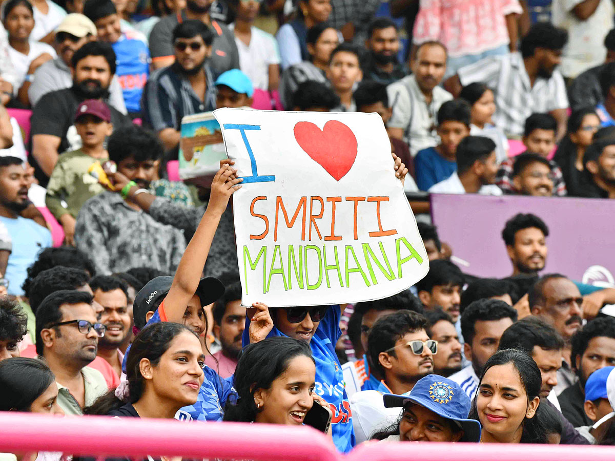 Vizag_20Crowd_20Cheers_20Team_20India_20in_20Thrilling_20ICC_20Womens_20World_20Cup_202025_20Photos_20_287_29.jpg 3