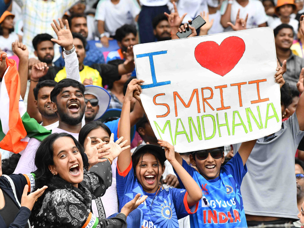 Vizag_20Crowd_20Cheers_20Team_20India_20in_20Thrilling_20ICC_20Womens_20World_20Cup_202025_20Photos_20_288_29.jpg 4