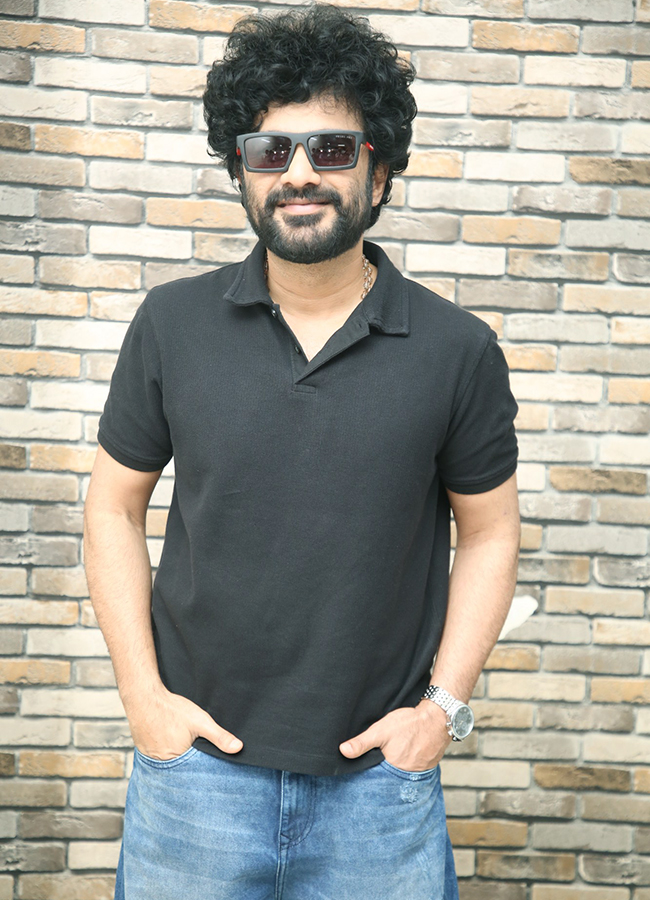 Siddu_20Jonnalagadda_20Interview_20in_20Telusu_20Kada_20Movie__20_2815_29.jpg 15