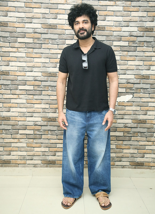 Siddu_20Jonnalagadda_20Interview_20in_20Telusu_20Kada_20Movie__20_285_29.jpg 5