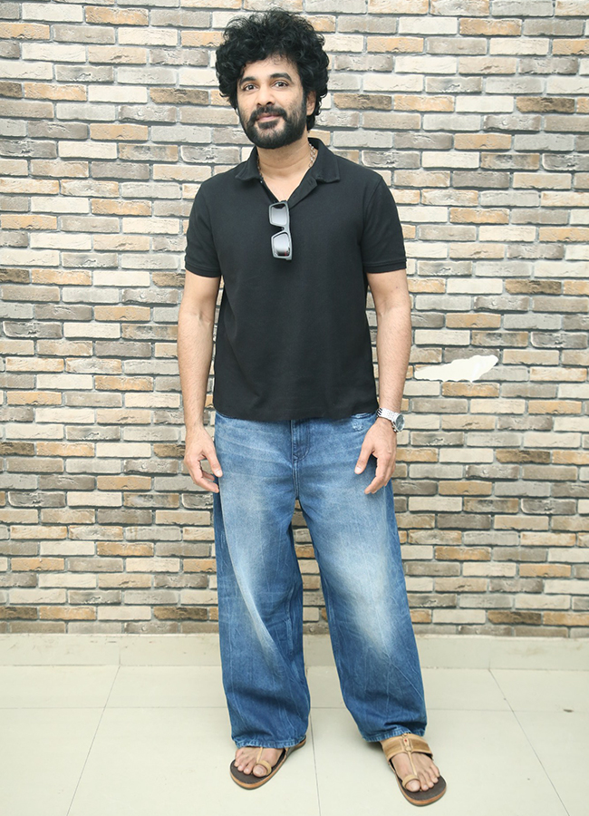 Siddu_20Jonnalagadda_20Interview_20in_20Telusu_20Kada_20Movie__20_289_29.jpg 9