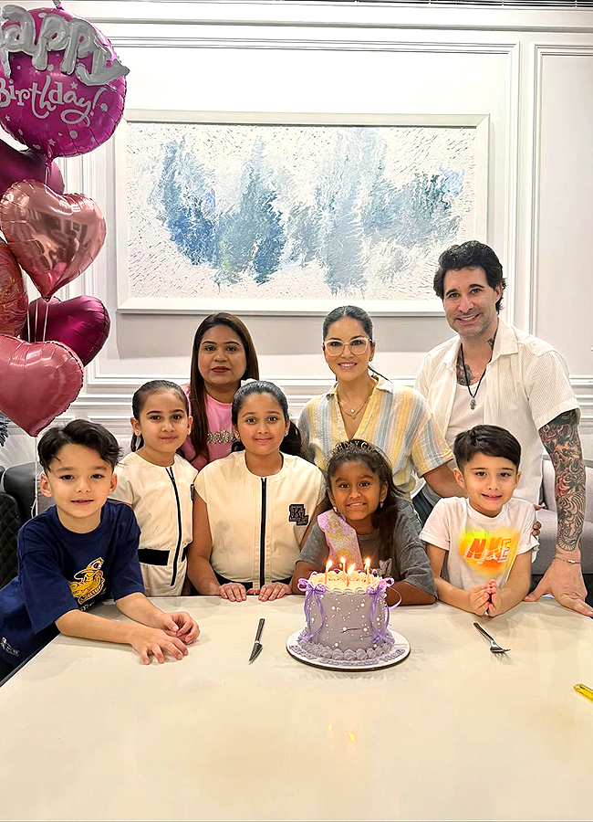 Sunny_20Leone_20Celebrates_20Daughters_20Birthday_20Photos__20_2811_29.jpg 11