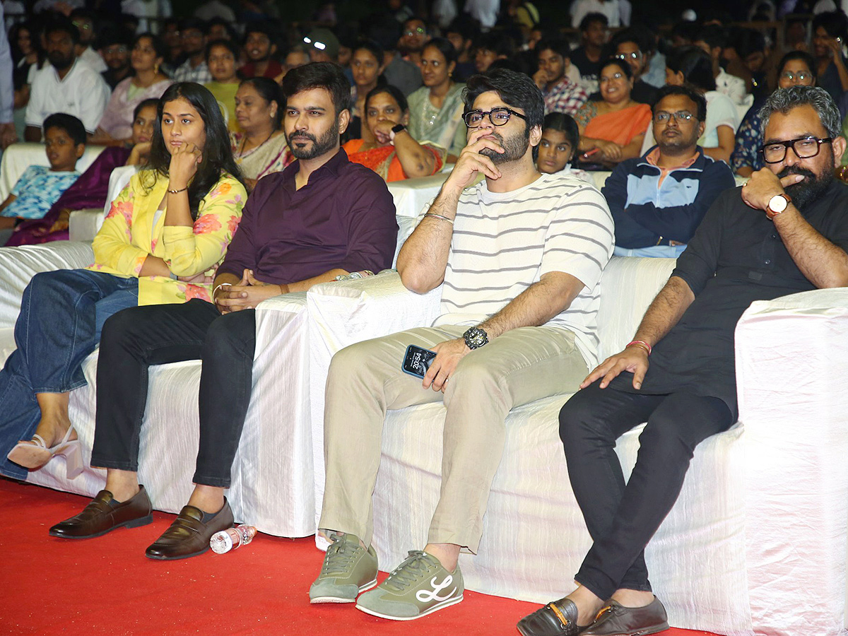 Siddu_20Jonnalagadda_20Telusu_20Kada_20Pre_20Release_20Event_20Photos__20_2812_29.jpg 12