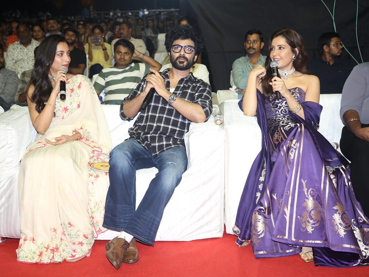 Siddu_20Jonnalagadda_20Telusu_20Kada_20Pre_20Release_20Event_20Photos__20_2823_29.jpg 23