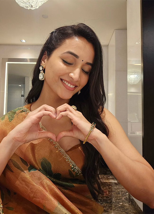 Telusu_20Kada_20Movie_20Actress_20Srinidhi_20Shetty_20HD_20Photos__20_2826_29.jpg 26