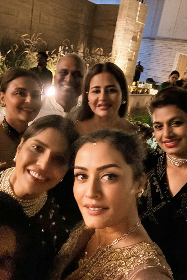 Namrata_20Shirodkar_20Attended_20Diwali_20Night_20party_20Photos_20_281_29.jpg 2