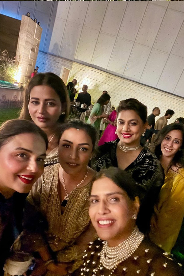 Namrata_20Shirodkar_20Attended_20Diwali_20Night_20party_20Photos_20_285_29.jpg 6