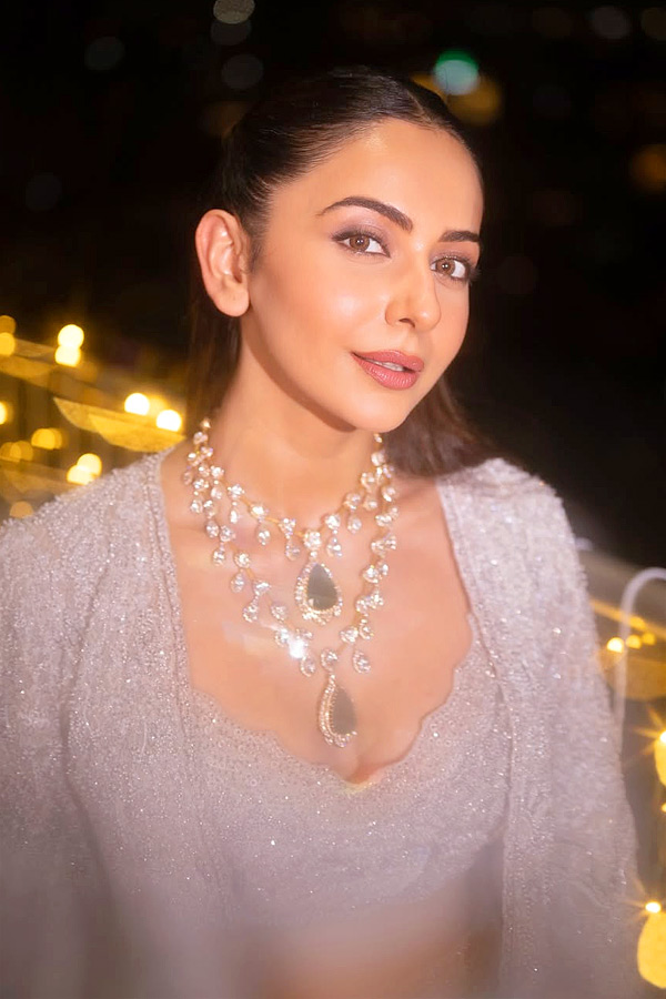 Actress_20Rakul_20Preet_20Singh_20Stuns_20Fans_20with_20Her_20Stunning_20Diwali_20Look_20PHotos_20_281_29.jpg 2