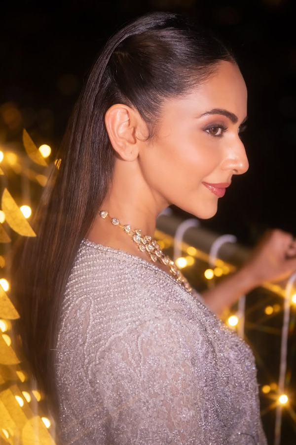 Actress_20Rakul_20Preet_20Singh_20Stuns_20Fans_20with_20Her_20Stunning_20Diwali_20Look_20PHotos_20_285_29.jpg 6