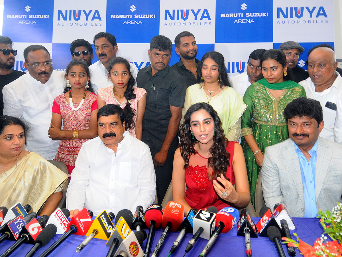 Actress_20Meenakshi_20Chaudhary_20in_20Anantapur_20Photos__20_2811_29.jpg 11