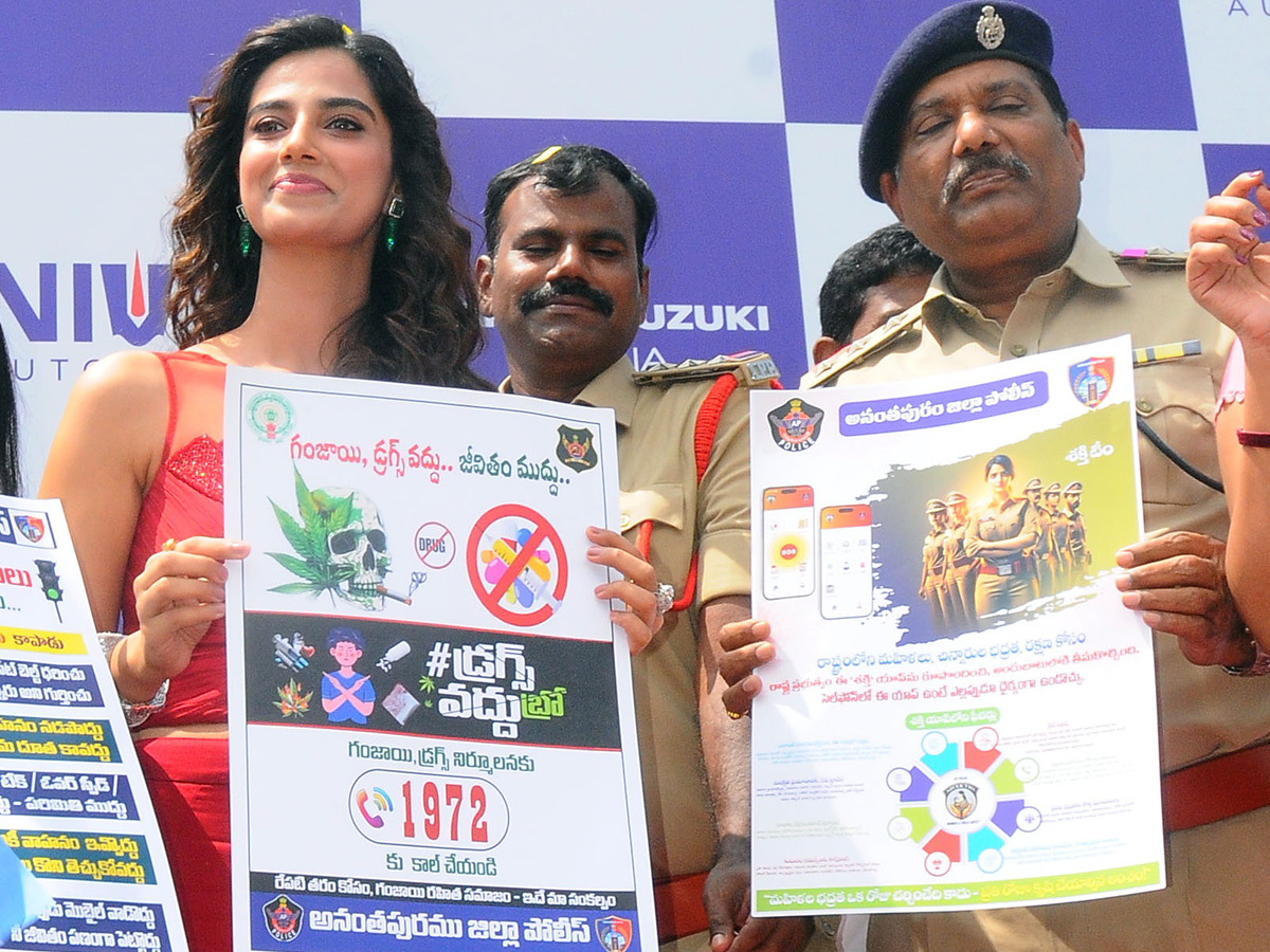 Actress_20Meenakshi_20Chaudhary_20in_20Anantapur_20Photos__20_285_29.jpg 5