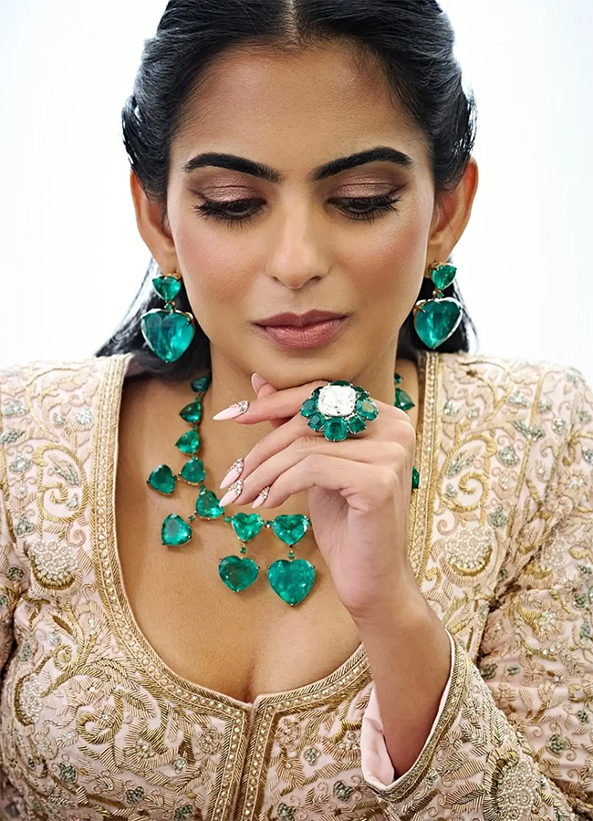 Nita_20Ambani_20and_20Isha_20Ambani_20slay_20at_20the_20Pink_20Ball_20in_20stunning__20_2815_29.jpg 11