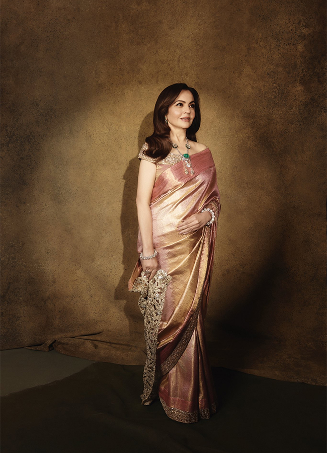 Nita_20Ambani_20and_20Isha_20Ambani_20slay_20at_20the_20Pink_20Ball_20in_20stunning__20_282_29.jpg 3