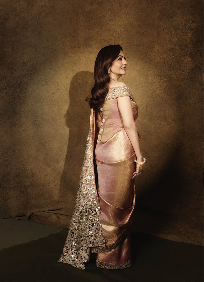 Nita_20Ambani_20and_20Isha_20Ambani_20slay_20at_20the_20Pink_20Ball_20in_20stunning__20_283_29.jpg 4